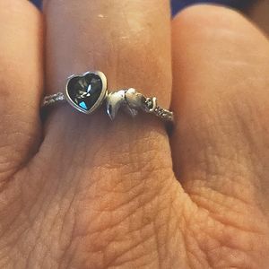 Silvertone ring with elephant and gray stone Size 9